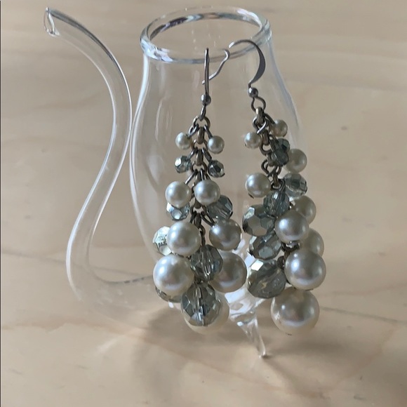 Jewelry - ❤️⭐️ 5/$25 - Pearl Dangle Earrings